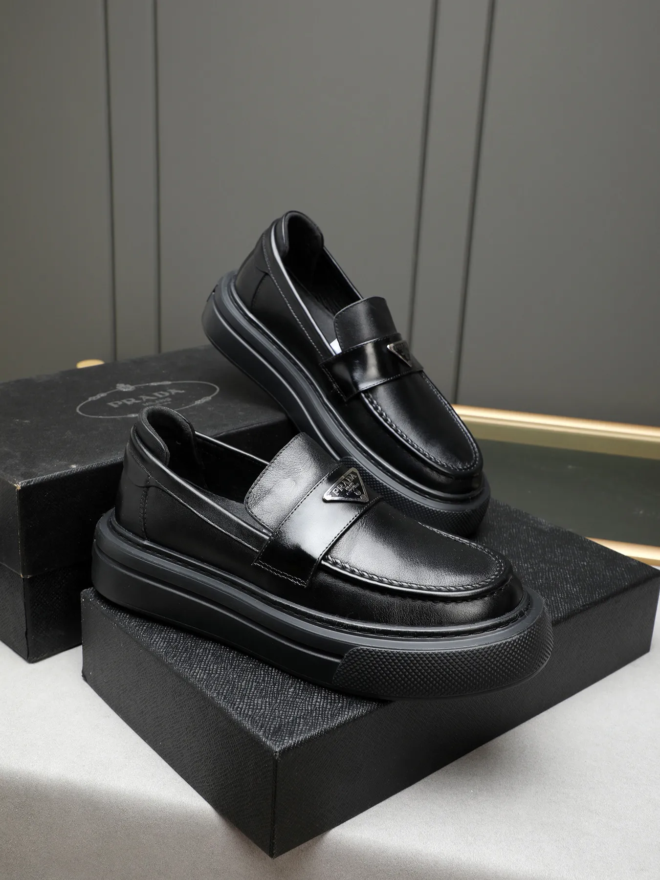 Men's Men's Shoes 💰500 Prada/Prada Men's new casual shoes, this upper is made of imported calfskin + sheep lining! The outsole is made of non-slip foam outsole, which feels good on your feet and is a fashionable and stylish item!  Size: 38-44 (45 customized)